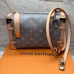 #028110XB Louis Vuitton Side Trunk